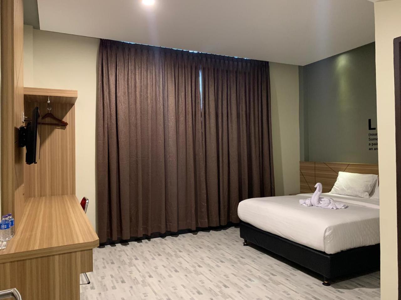Bless Hotels Sintang Exterior foto